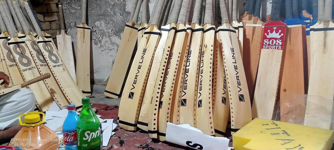   Customised Premium Quality Bats With Prime Willow Designs And Logos In Stock 