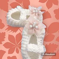 Handmade Wollen White And Pink Flowers Baby Shoes